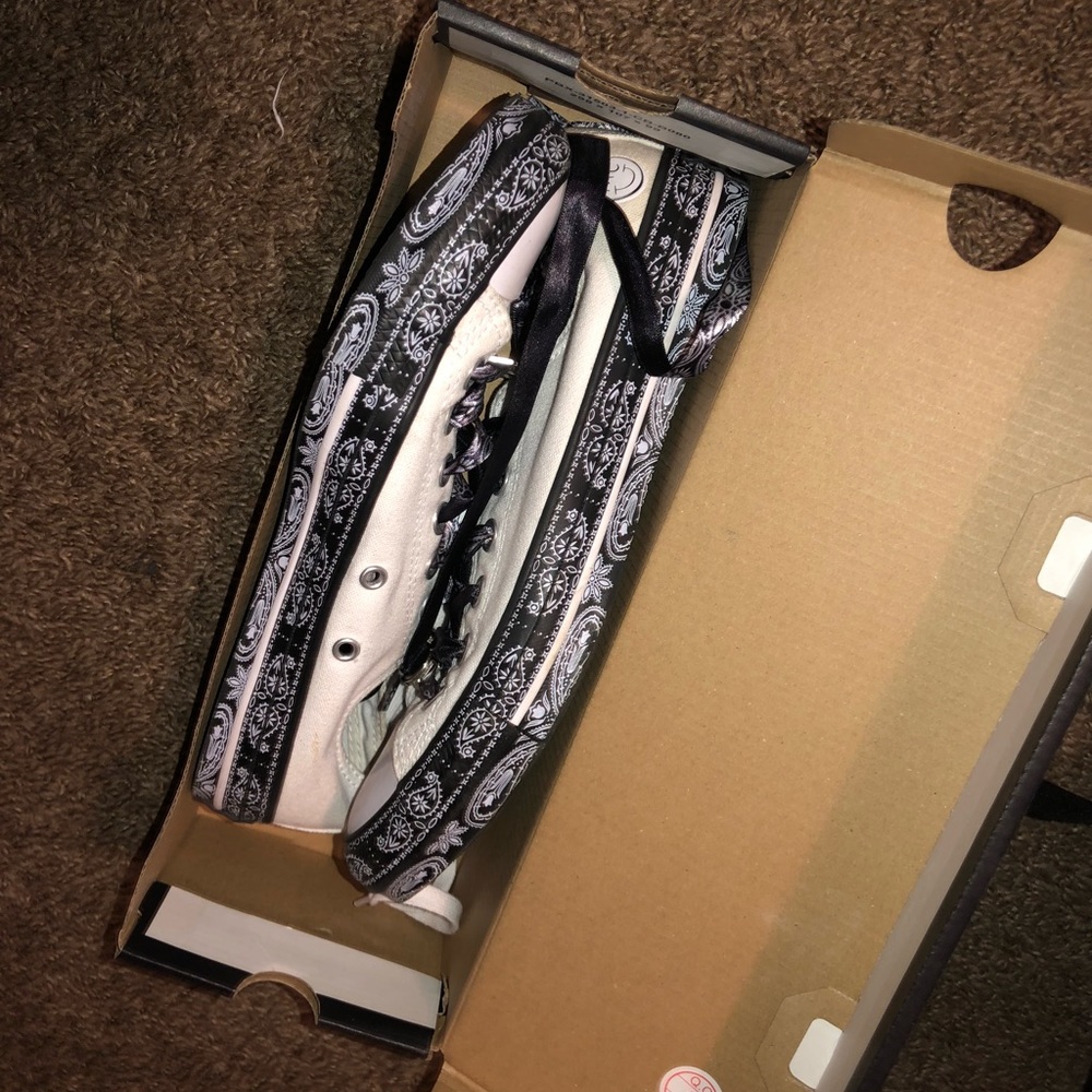 Miley Cyrus converse